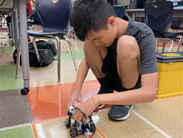 Student programs robot
